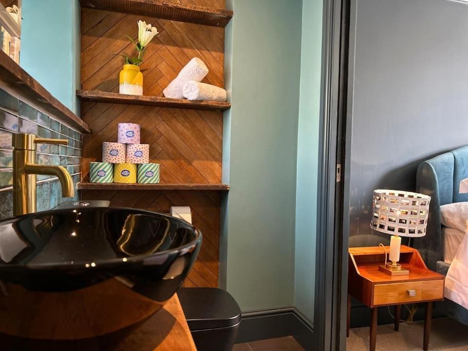 Stylish Retro Hotel Room Above Pub Shepton Mallet Exterior foto